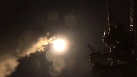 Es el primer ataque directo contra el régimen de al-Assad (Fotograma: @USNavy)