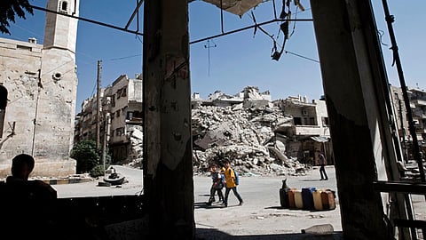Unos niños pasean entre los edificios destruidos en la ciudad de Maarat al-Numaan, en Idlib, Siria (Foto: UNICEF/Giovanni Diffidenti)