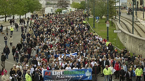La marcha se realizó en el Día de Recordación del Holocausto en Hungría que conmemora las detenciones y deportaciones masivas de judíos en 1944 (Foto: @FRONTERAENS_INT)