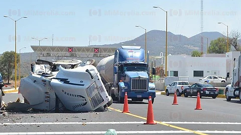 El carril con dirección sur quedó bloqueado temporalmente (Foto: MiMorelia.com)