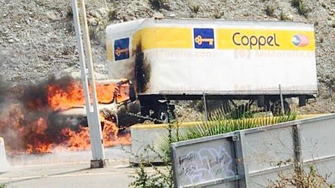 Hasta el lugar llegaron policías federales de Caminos y de Seguridad y Bomberos que sofocaron el fuego