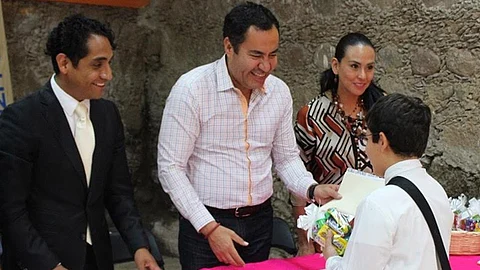 El edil asistió con la presidenta del DIF Rosario Jasso a la Escuela de Iniciación Artística (Foto cortesía)