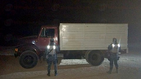 El automotor estaba abandonado y los uniformados se percataron que de éste emanaba un fuerte olor a carburante