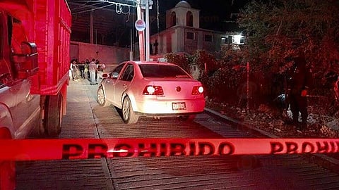 El coche tenía por lo menos siete impactos de bala en el parabrisas (Foto: MiMorelia.com)