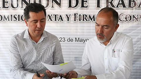 El convenio fue signado por el titular de la SCOP, José Juan Domínguez López, y el presidente de la CMIC en la entidad, Jorge Octavio Tovar Zavala (Foto: Cortesía)