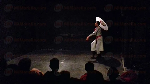 La puesta en escena contiene desde actos cómicos hasta combates con espadas japonesas (Foto: Héctor Jiménez)