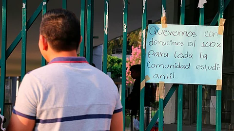 Un grupo de jóvenes tomó Ciudad Universitaria la mañana de este jueves (Foto ACG)