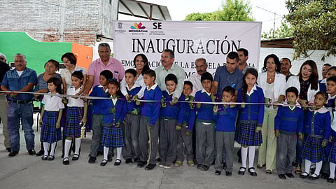 La directora general del IIFEEM y el alcalde visitaron varios planteles del municipio para detectar sus necesidades de infraestructura física (Foto cortesía)