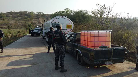 Aseguran una camioneta con cinco mil litros de combustible robado, en Sinaloa
