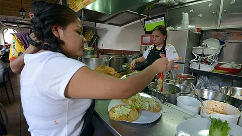 En el área urbana, una persona reservó al consumo de alimentos y bebidas en partes distintas a los hogares, el 28% de su egreso en este rubro (Foto: ACG)