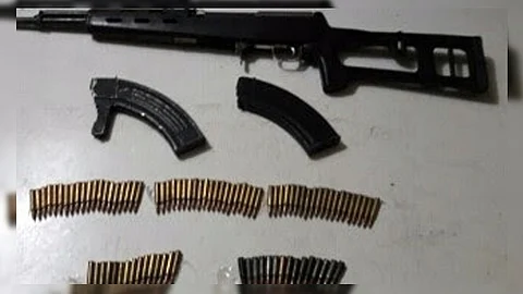 Se les aseguró también una camioneta con reporte de robo en cuyo interior también fueron localizados cargados y cartuchos (Foto: Cortesía)
