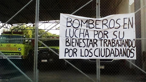 Los bomberos se encuentran afuera del área administrativa (Foto: ACG)