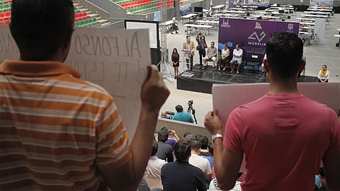 Exhibieron cartulinas con las que acusaban al alcalde de atacar a la clase trabajadora y violentar el Contrato Colectivo de Trabajo (Foto: ACG)