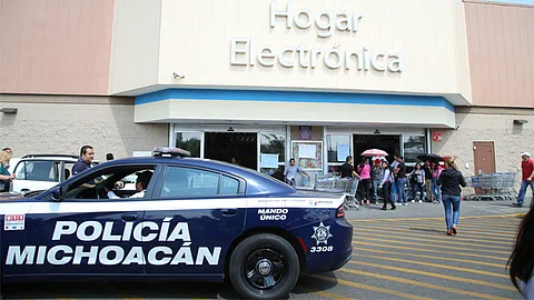 Los empleados amagaron con tomar otras medidas, tras ser retirados por policías (Foto: ACG)