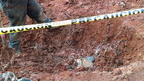 En las próximas horas los cuerpos serán trasladados al Servicio Médico Forense de Iguala (Foto: MiMorelia.com)