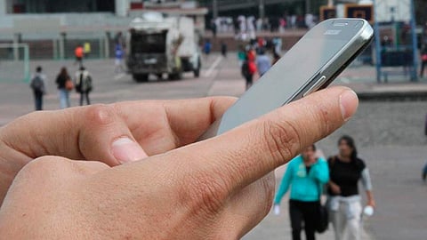 Si te la pasas en el smartphone ten cuidado con el “pulgar de celular”