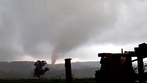 En las imágenes se observa la fuerza centrífuga del tornado
