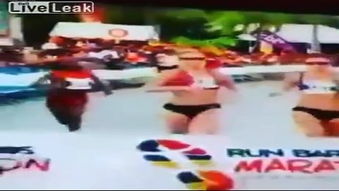 Video: Dos corredoras creen que van a ganar juntas un maratón, pero pierden la carrera en el último segundo