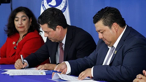 Juan Carlos Osio Laris y Sergio Aguilar Orozco encabezaron la firma del convenio (Foto: ACG)