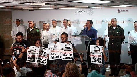 Las pancartas de los periodistas tenían las leyendas “Justicia Javier Valdez” y “No al silencio”
