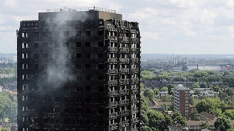 Por el momento se sabe que el material utilizado en la Torre Grenfell era polietileno (Foto: @AntonCordoba60)