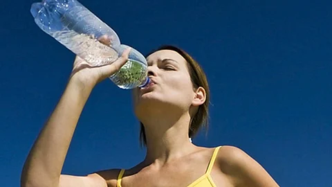 Hidratarse con agua hervida o embotellada, una de las recomendaciones (Foto: Ilustrativa)