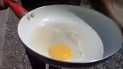 Esta semana el termómetro marcó los 51 grados centígrados en la capital de Baja California y no necesitan gas para preparar algunos alimentos (Foto: YouTube)
