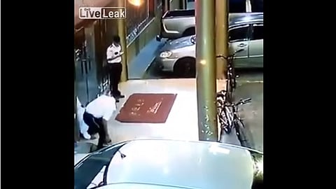 Video: ¡Con las armas no se juega! Un guardia dispara a su compañero por accidente