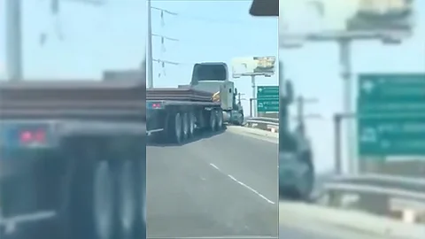 Momento en que un tráiler cae de un puente