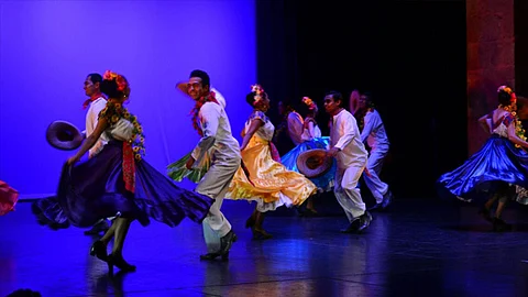 Galería: Trío Las Miranda cierra aniversario del ballet folklórico de Michoacán