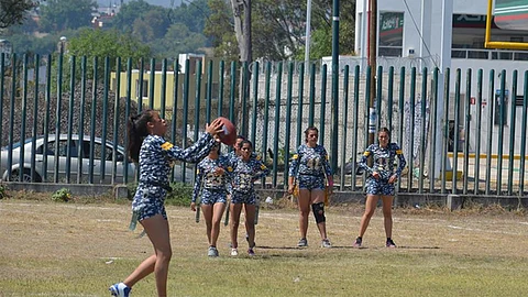 En el tochito femenil no se permiten los bloqueos y en lugar del tacleo se quitan las banderas (Foto: Facebook Panteras Morelia)