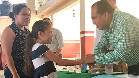 Entrega de becas escolares a 15 estudiantes de La Huacana (Foto: Cortesía)
