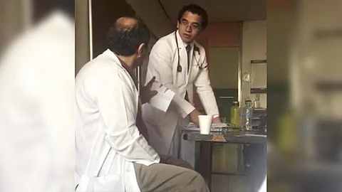 En el video se escucha al neurocirujano insultar a un médico residente (Foto: Captura)
