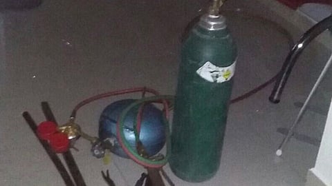 Los detenidos presuntamente planeaban cometer un robo; se les encontró en el interior de una sucursal bancaria, con soplete y herramientas (Foto cortesía)