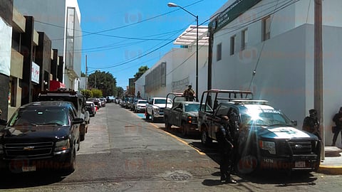 El edificio permanece fuertemente custodiado