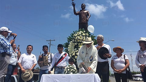 A esa petición se unieron el alcalde de Aquila José Luis Arteaga y varios ciudadanos (Foto: Antonio Aguilera)