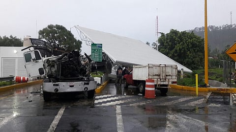 El hecho ocurrió durante la madrugada de este martes, en el tramo carretero Uruapan-Pátzcuaro, en el acceso a la población de San Ángel Zurumucapio