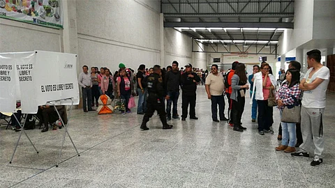 El reclamo es por pasar varias horas formados y debido a la poca cantidad de papeletas (Foto: Facebook)