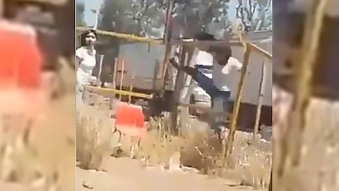 Logró brincar el cerco, pero a costa de un porrazo (Fotograma: Facebook)