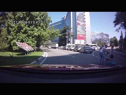 Video: Una niña de tres años cae a la carretera desde una cajuela en movimiento