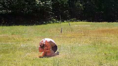 Quedó tendido en el suelo (Fotograma: YouTube)