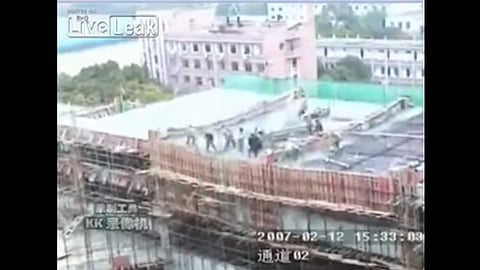 Video: Terrible accidente, un edificio en construcción se derrumba mientras los obreros trabajan