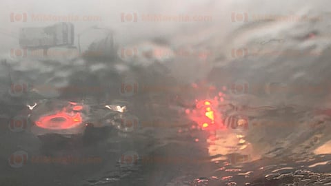 Además la lluvia cayó acompañada de granizo (Foto: Erick Zaragoza)