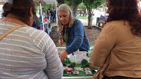Productores locales ofrecen sus creaciones en el Bazar Artesanal (Foto: Andrea Hernández)