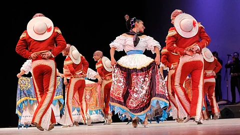 Cerca de mil michoacanos asistieron a la presentación "México Vivo 3", que el Ballet Folklórico del Gobierno del Estado de Michoacán (BFGEM) ofreció en el teatro Morelos, con el fin de reunir fondos para realizar una gira en Chile (Foto: ACG)