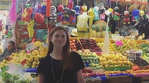 Posó para la foto con un jugo de naranja (Foto Facebook: Coyoacán)