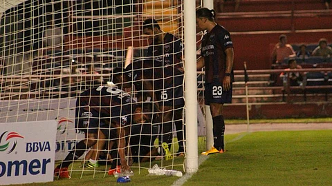 Sus compañeros de equipo acudieron a apoyarlo mientras ingresaban los auxiliares médicos (Foto: Twitter @Atlante)