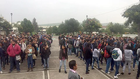 Este sábado los jóvenes acudieron a participar en el último paso de selección para formar parte de esta universidad de Michoacán  (Foto Facebook: J Santos Solis Maldonado)