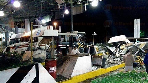 La pesada unidad dañó la estructura del quiosco de peaje (Foto: RED 113)