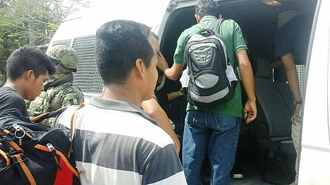 Los indocumentados quedaron tirados dentro de la caja del camión en el que viajaban (Foto: Archivo)